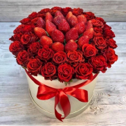 Шляпная коробка с клубникой и красной розой